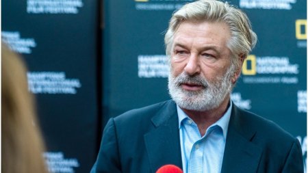 Procesul lui Alec Baldwin, acuzat de omor prin imprudenta, a fost anulat. <span style='background:#EDF514'>AVOCATI</span>i actorului din Rust au invocat un viciu de procedura