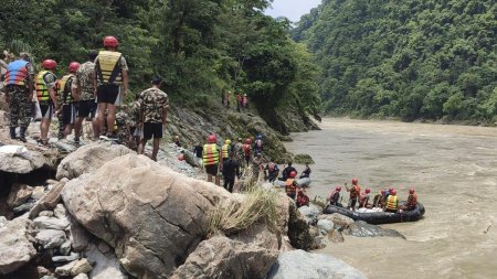 Doua autobuze pline cu oameni au cazut intr-un rau, din cauza unei alunecari de teren in Nepal. 60 de persoane, <span style='background:#EDF514'>DISPARUTE</span>