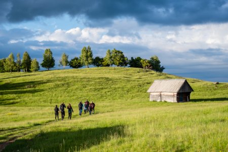 Vreti sa fugiti de canicula? Consiliul Judetean din Sibiu va propune sa incercati 700 de kilometri de trasee montane