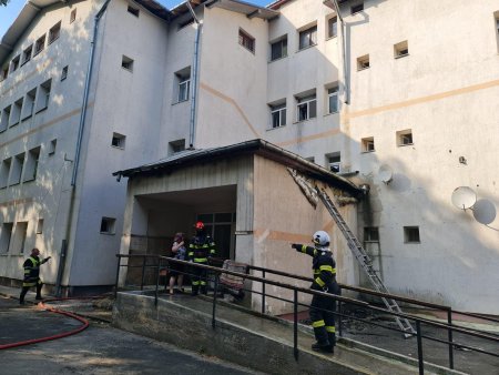 Incendiu la Centrul de <span style='background:#EDF514'>RECUPERARE</span> si Reabilitare Neuropsihiatrica Sasca Mica. Au fost evacuati 136 de rezidenti
