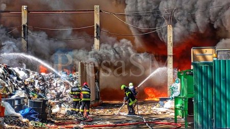 <span style='background:#EDF514'>FUMAT</span>ul in loc nepermis, cauza probabila a incendiului puternic de la Satu Mare, anunta pompierii. Focul, stins dupa 28 de ore