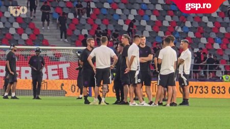 FCSB - U Cluj. Jucatorii celor doua echipe au iesit sa inspecteze gazonul din Ghencea