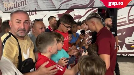 UTA Arad - Rapid 1-1. Noul fundas dreapta al giulestenilor, Cristi Manea, asaltat de fani pentru autografe la finalul meciului