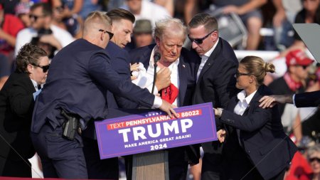 Donald Trump a fost ranit la un miting. S-au auzit <span style='background:#EDF514'>FOCURI</span> de arma si a fost evacuat de Secret Service