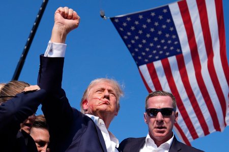 Donald Trump, evacuat de la un miting de campanie, dupa ce s-au auzit bubuituri similare focurilor de arma. Fostul presedinte al SUA, cu sange pe fata in urma incidentului