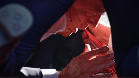 In imagini: Donald Trump, cu sange pe fata, dupa tentativa de asasinat de la mitingul Pennsylvania
