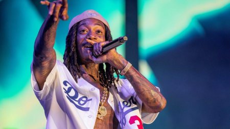 Rapperul american Wiz Khalifa a fost luat de politisti de langa scena festivalului Beach, Please! din Costinesti