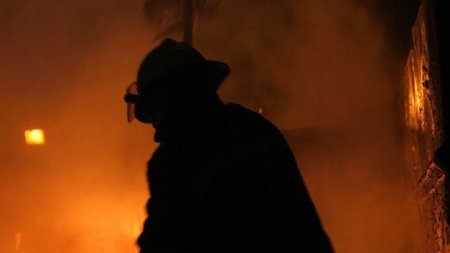 Acoperisul unui centru neuropsihiatric din Suceava a luat foc. 136 de pacienti au fost evacuati