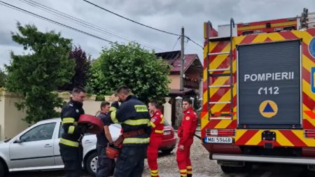 Arde acoperisul unei scoli din judetul Suceava. Mobilizare de forte la fata locului