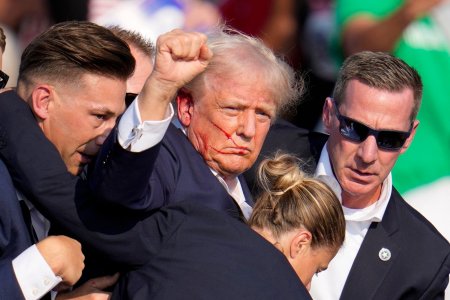 Nu ai o a doua sansa. Fotograful care l-a surprins pe Donald Trump plin de sange ridicand pumnul in aer a povestit cum a realizat acea <span style='background:#EDF514'>POZA</span>