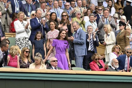 Kate Middleton, Prin<span style='background:#EDF514'>TESA</span> de Wales, a fost intampinata cu aplauze puternice cand a intrat astazi in Royal Box la Wimbledon