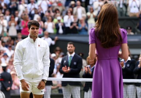 In plina lupta impotriva cancerului, prin<span style='background:#EDF514'>TESA</span> Kate Middleton i-a inmanat lui Carlos Alcaraz trofeul de campion la Wimbledon