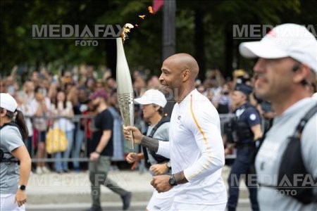 Franta sarbatoreste Ziua Nationala cu Torta Olimpica pe fondul crizei politice