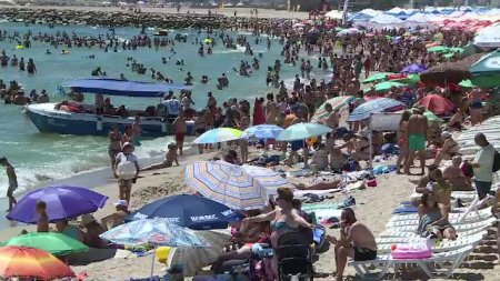 Caldura sufocanta a fost greu de suportat chiar si pe litoral. Turistii s-au bucurat in schimb de culoarea speciala a marii