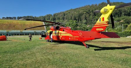 Un elicopter Black Hawk intervine sa stinga un incendiu de vegetatie uscata, intr-o zona stancoasa si greu accesibila