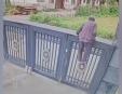 O batranica de 92 de ani a evadat dintr-un azil trecand peste o poarta <span style='background:#EDF514'>INALTA</span> de doi metri