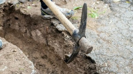 Descoperirea neasteptata facuta de un muncitor in timpul unor sapaturi, in Alba. A sunat imediat la 112