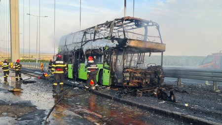 Un autocar plin cu ucraineni a luat foc pe podul Braila-Tulcea