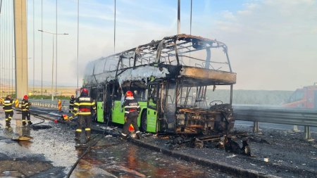 Un autocar cu 35 de pasageri ucraineni a luat foc pe <span style='background:#EDF514'>PODUL</span> de la Braila