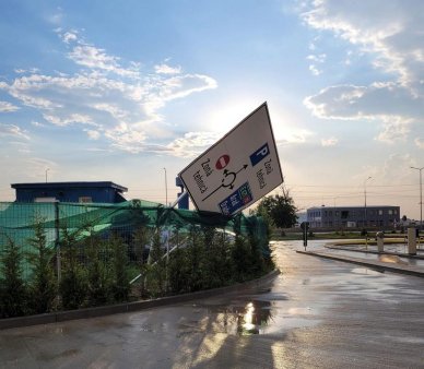 Un avion TAROM nu a mai decolat de la Oradea din cauza vantului. O parte din <span style='background:#EDF514'>GARD</span>ul aeroportului, doborata de rafale