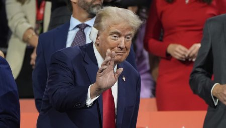 Donald Trump, cu un bandaj pe ureche, a fost primit in aplauze si scandari la conventia republicana: Lupta! Lupta! Lupta!