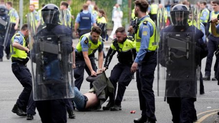 Protest violent la Dublin. Protestatarii i-au atacat pe politisti si au provocat incendii
