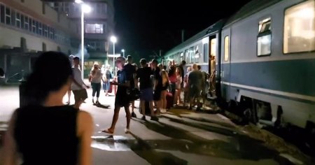 Calatorie de cosmar cu trenul de la Costinesti la Craiova pentru zeci de adolescenti. Nu puteam sa ma <span style='background:#EDF514'>OPRESC</span> din plans VIDEO