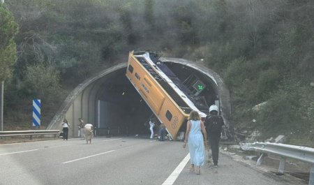 Trei persoane sunt in stare critica dupa ce un autobuz s-a rasturnat la intrarea unui tunel din Barcelona