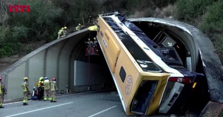 Zeci de raniti dupa ce un autobuz s-a rasturnat pe o autostrada din Spania FOTO