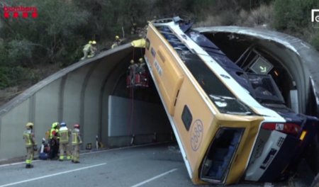 Miracol la <span style='background:#EDF514'>BARCELONA</span>. Un autobuz s-a rasturnat si a ramas blocat pe verticala, dar toti pasagerii au scapat teferi