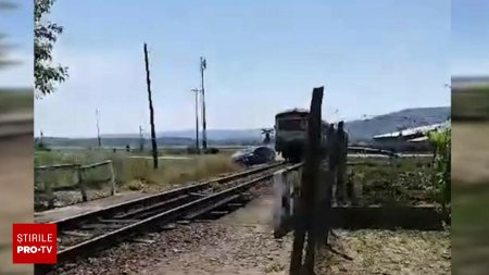 Un sofer care nu s-a asigurat la o trecere de cale ferata a scapat la limita dupa ce masina lui a fost <span style='background:#EDF514'>LOVITA</span> de tren