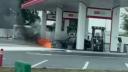 Pericol de explozie. O masina a luat foc intr-o benzinarie de pe Centura Capitalei