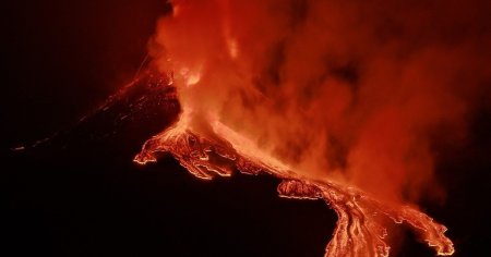 Eruptiile <span style='background:#EDF514'>VULCANUL</span>ui Etna din Italia au luminat cerul Siciliei, aruncand cenusa si lava in atmosfera