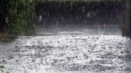 Alerta meteo imediata. Cod portocaliu de vijelie puternica, averse torentiale si grindina in Capitala.  A fost emis mesaj RO-ALERT