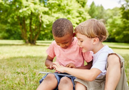<span style='background:#EDF514'>TABLETE</span>le pentru copii: Rol educativ sau de recreere? Iata ce trebuie sa stii despre aceste gadgeturi moderne