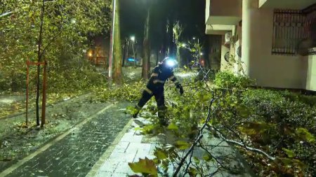 Furtuna in Bucuresti. Pompierii au intervenit in mai multe zone, dupa ce au fost semnalate efecte ale codului portocaliu