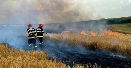 Incendiile, noua normalitate a zilelor caniculare in Romania. S-au speriat oamenii cand au vazut foc deasupra satului
