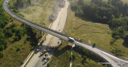 Lucrari pe Autostrada cu tu<span style='background:#EDF514'>NELU</span>ri din vest. Utilajele mari si-au facut aparitia pe santier VIDEO