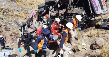 29 de morti si 15 raniti, intr-un autobuz care a cazut 200 de metri intr-o <span style='background:#EDF514'>PRAPASTIE</span>, de pe o sosea montana din Peru