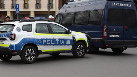 Planul rosu activat in Satu Mare: accident intre un camion si un mic<span style='background:#EDF514'>ROBU</span>z cu zece persoane