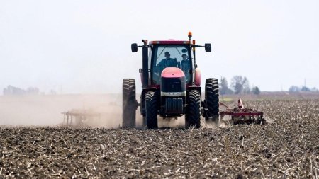 Fermierii afectati de seceta vor fi <span style='background:#EDF514'>DESPAGUBI</span>ti. Ministrul Agriculturii a anuntat cand se vor face platile