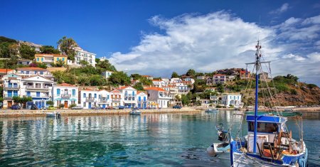 Zeci de insule grecesti sunt scoase la vanzare anual. Cat costa un paradis personal in Grecia