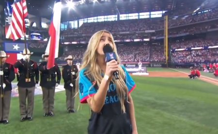 VIDEO O <span style='background:#EDF514'>CANTAREATA</span> cunoscuta a recunoscut ca era beata atunci cand a cantat imnul SUA pe un stadion
