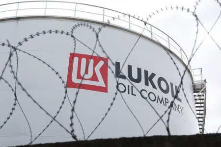 Cand joci la doua capete: Lukoil nu mai livreaza petrol Ungariei