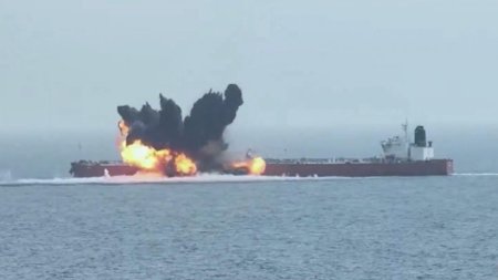 VIDEO. Momentul in care o nava este <span style='background:#EDF514'>LOVITA</span> de rebelii Houthi. O pata de petrol de 220 de kilometri a aparut in Marea Rosie