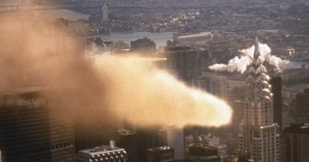 Minge de foc misterioasa deasupra Statuii Libertatii din New York: meteorit sau activitate <span style='background:#EDF514'>MILITARA</span>? VIDEO