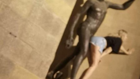 Scandal la Florenta: O turista a mimat un act sexual cu <span style='background:#EDF514'>STATUIA</span> lui Bacchus