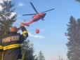 Zeci de pompieri, vehicule offroad si un elicopter Black Hawk lupta cu un incendiu din Muntii Fagaras