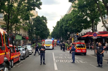 O masina a intrat intr-un grup de oameni, pe <span style='background:#EDF514'>TERASA</span> unei cafenele din Paris