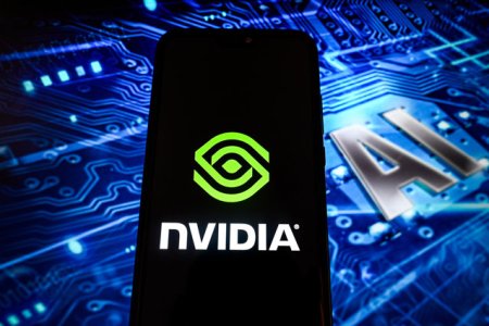 Bursa. Nvidia si alti mari producatori de cipuri scad puternic pe fondul <span style='background:#EDF514'>COMENTARII</span>lor lui Trump